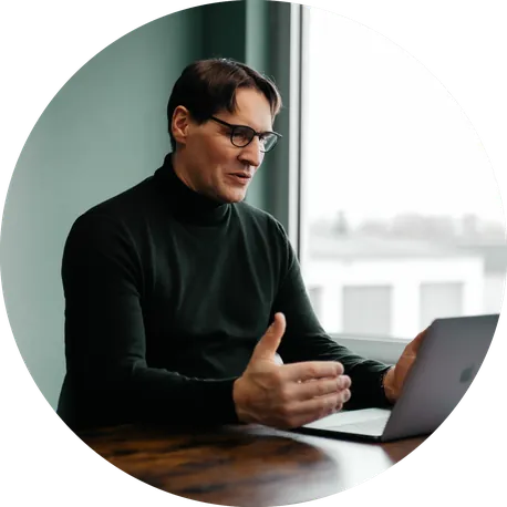 Jürgen Müller im Gespräch am Laptop